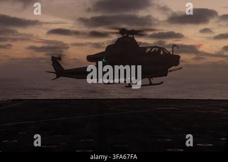 Ein U.S. Marines Corps AH-1Z Cobra-Flugzeug, das dem Marine Light Helicopter Squadron (HMLA) 267, Marine Aircraft Group 39, 3rd Marine Aircraft Wing zugeteilt ist Stockfoto