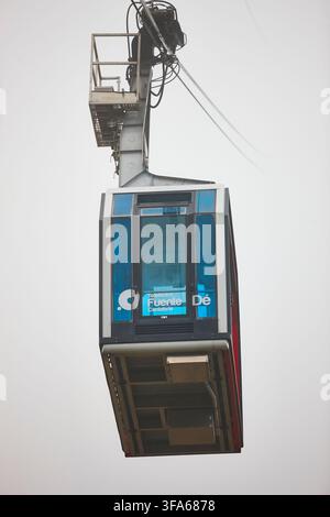 Seilbahn umgeben von Nebel in Fuente De. Kantabrien, Spanien Stockfoto