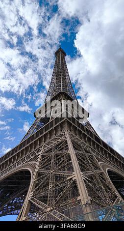 Eiffelturm, gesehen von einer Pariser Straße mit städtischem Leben im Vordergrund. Stockfoto