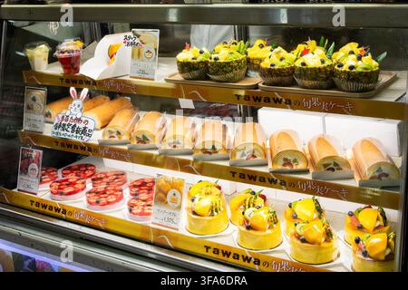 Bäckerei mit süßen Desserts in einer Vitrine in einem Laden in Japan Stockfoto