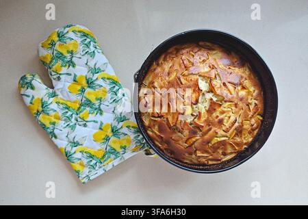 Apfel-Kuchen mit gebackenen Äpfeln in runder Form, hausgemachte Sharlotka Stockfoto