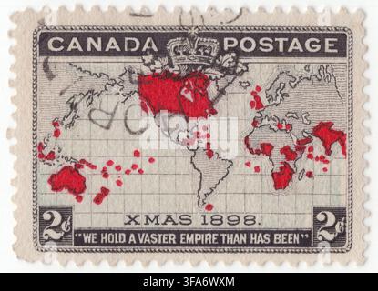 KANADA - 7. Dezember 1898: 2-Cent-Schwarz-auf-Lavendel-und-Karmin-Briefmarke zeigt eine Mercator-Projektionskarte, die die globale Ausdehnung des Britischen Weltreichs veranschaulicht. Vor dem Hintergrund eines lavendelfarbenen Ozeangitters und gekrönt von der Imperialen Krone hebt die detaillierte Kunst alle britischen Territorien auf den Kontinenten in kräftigem Rot hervor. Entworfen vom Generalpostmeister Sir William Mulock und ausgegeben an Weihnachten 1898, feiert dieses historische Design die Einweihung des Imperial Penny Postage im Britischen Weltreich Stockfoto