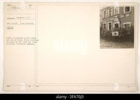 Leutnant J.V. Manning vom Roten Kreuz und Männer der 346. Feldartillerie vor dem Gebäude des Roten Kreuzes der 7. Armee in Hetzerath, Deutschland, am 31. Dezember 1918. Stockfoto