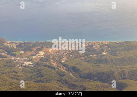 Blick auf das Feriendorf an der Mittelmeerküste von einem Gipfel des Tahtali Berges in der Nähe von Kemer, Provinz Antalya in der Türkei Stockfoto