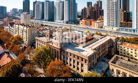 Alte Gebäude in Qingdao im Herbst Stockfoto