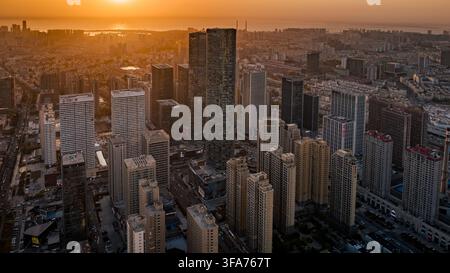 Hochhäuser in Qingdao bei Sonnenuntergang Stockfoto