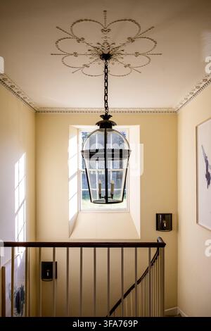 Glaskronleuchter über freitragender Treppe in einem georgianischen Haus, das 1815 vom Architekten George Elliot in den schottischen Grenzen, UK, erbaut wurde. Stockfoto
