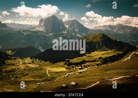 Panoramablick von der Seceda über die Almwiesen des Val Gardena in Richtung Sassolungo und die Dolomiten, Südtirol, Italien. Stockfoto
