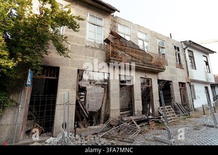 Amarante, 18. August 2026; Verlassenes altes Gebäude zeigt Verfall und strukturelle Schäden in einer Stadtszene. Stockfoto
