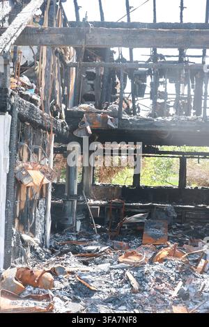 Ein abgebranntes Haus mit viel Schutt und Asche Stockfoto
