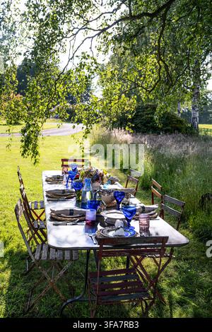 Freiluftessen auf dem Gelände eines georgianischen Hauses in den schottischen Grenzen, UK. Stockfoto