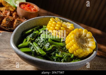 Gesunde gekochte Gemüse und Mais, serviert mit gebratenem Fisch und Salsa Stockfoto