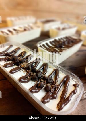 Cremige No-Bake Cheesecake Bars mit Schokoladensoße Stockfoto