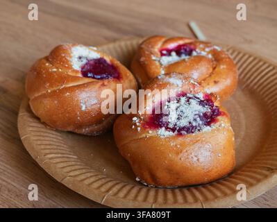 Beeren-Vatrushki mit knusprigem Streusel überzogen. Dies sind reichhaltige Hefebrötchen; die Füllung besteht aus Quark-Frischkäse mit hinzugefügten Beeren. Stockfoto