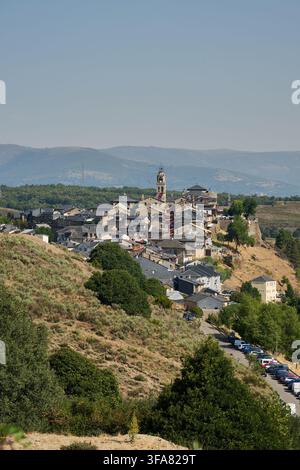 Panoramablick auf die historische Puebla de Sanabria und die bezaubernde Altstadt mit traditioneller Architektur, die sich an einem Hügel niederlässt und über den Su blickt Stockfoto