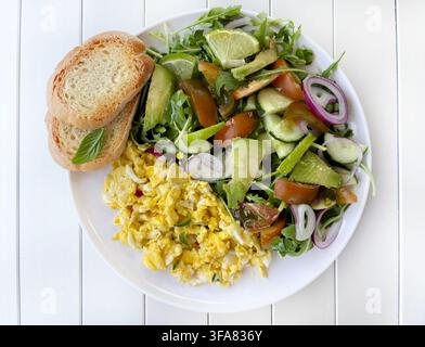 Gesunder Frühstücksteller. Konzept der ausgewogenen Ernährung, sauberen Ernährung, Keto-Diät, proteinreicher Mahlzeit, Fitness-Lebensstil, Wellness-Routine und Gewichtsabnahme Stockfoto