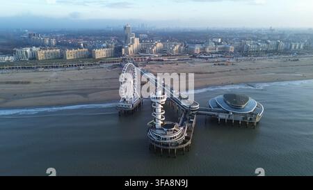 Hochwinkel-Drohnenfotografie, die den breiten Sandstrand, die Promenade und die Nordseeküste in Scheveningen in Den Haag (Den Haag), Niederlande, zeigt. Stockfoto