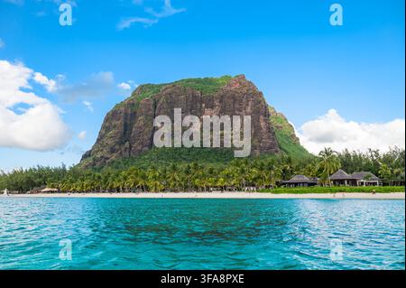 Wunderschöne Meeresaussicht des Le Morne Brabant und des tropischen Strandes auf der Insel Mauritius Stockfoto