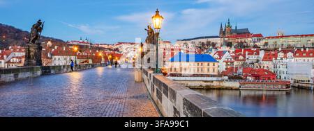 Die Skyline von Prag mit der Prager Burg, die in der Tschechischen Republik liegt. Stockfoto