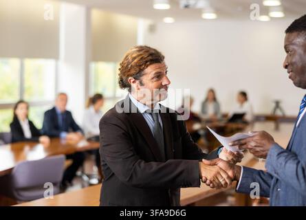 Geschäftsmänner, die nach einer Vereinbarung Handschütteln Stockfoto