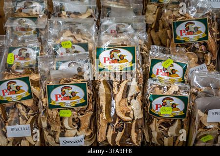 Sanremo, Italien – 30. Mai 2024: Typische geschnittene getrocknete lokale braune Porcini- oder Steinpilze auf einem Marktstand eines Bauernmarktes Stockfoto