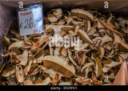 Typische geschnittene trockene lokale braune Porcini- oder Steinpilze mit einem handgeschriebenen Preisschild auf einem Bauernmarktstand in Sanremo, Italien Stockfoto