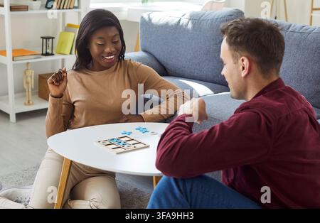 Glückliches Paar spielt gemeinsam Brettspiel und genießt die Familienfreizeit zu Hause Stockfoto