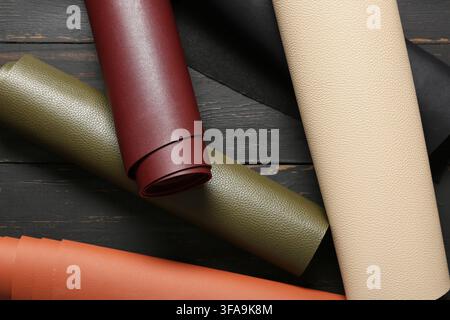 Lederhandwerk und Polstermaterialien, Rollen aus farbigem Kunstlederstoff für DIY-Projekte und Modedesign Stockfoto