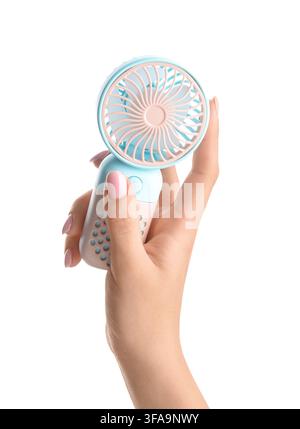 Weibliche Hand mit Mini-Elektroventilator auf weißem Hintergrund Stockfoto