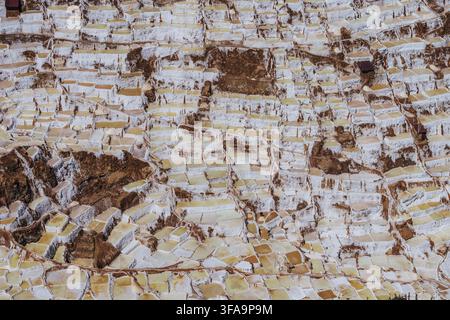 Panoramablick auf die Salzminen von Maras und die traditionellen Salzteichen in den peruanischen Anden, Peru Stockfoto