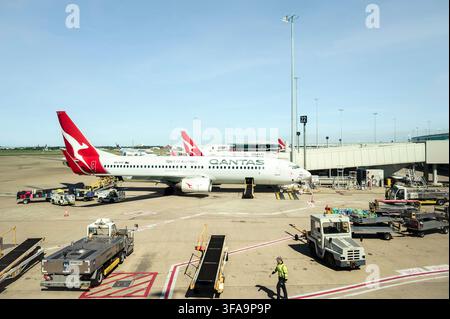 Blick von der oberen Lounge-Etage am Gate 25 innerhalb der runden Satelliten-Rotunde des Flughafens Brisbane in Australien. Stockfoto