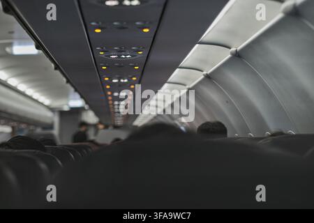 An der Decke der Flugzeugkabine über dem Beifahrersitz leuchtet ein Rauchverbot, was bedeutet, dass Zigaretten auf Flugfotos mit Lärm und teilweise blu-ray verboten sind Stockfoto