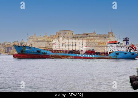 VALLETTA, MALTA - 10. APRIL 2018 - Öltanker im Grand Harbour, Valletta, Malta Stockfoto