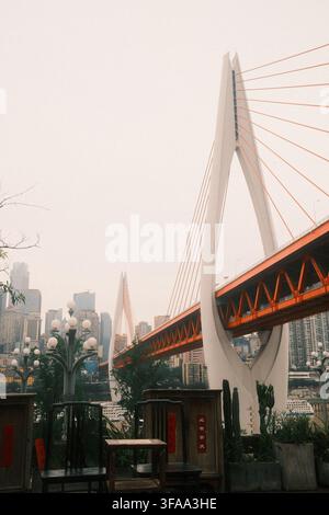 Niedrigwinkel-Ansicht bei Tageslicht der Dongshuimen-Brücke über den Jangtsekiang von einer Außenterrasse aus, Chongqing, China. Stockfoto