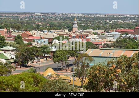 KALGOORLIE, WA - MÄR 18 2022:Luftlandschaftsansicht von Kalgoorlie-Boulder Stadt Kalgoorlie.die Stadt wurde 1893 während des Westaustrs gegründet Stockfoto
