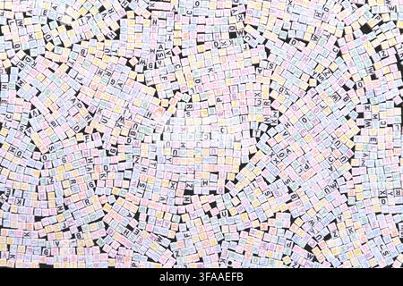 Fotografie von vielen bunten Alphabetblöcken auf dem schwarzen Tisch Stockfoto