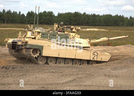 US-Soldaten der Alpha-Kompanie, 2. Bataillon, 37. Panzerregiment, 1. Gepanzerte Brigadekampfgruppe, 1. Gepanzerte Division, positionieren ihren M1A2 Abram Stockfoto