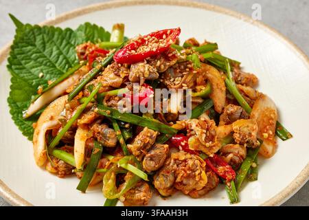 Traditionelles koreanisches Vollmenü mit Doenjang Jjigae Sojabohnenpaste-Eintopf, Reis und verschiedenen Banchan-Beilagen in goldenen Schüsseln auf einem Holztablett, Kor Stockfoto