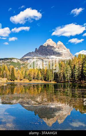 Blick auf den Lago di Antorno im Herbst, gelegen in den Dolomiten, Provinz Belluno, Italien. Stockfoto