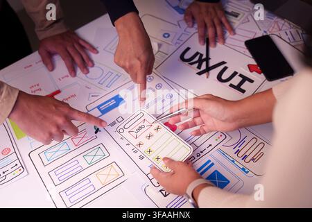 UX-UI-Designer arbeiten während eines Workshops an Wireframe-Skizzen für eine mobile App Stockfoto