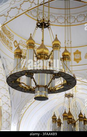 Innenansicht der Omar Ali Saifuddien-Moschee mit kunstvollem Kronleuchter, Bandar Seri Begawan, Brunei. Stockfoto