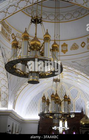 Innenansicht der Omar Ali Saifuddien-Moschee mit kunstvollem Kronleuchter, Bandar Seri Begawan, Brunei. Stockfoto