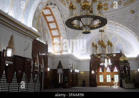Innenansicht der Omar Ali Saifuddien-Moschee mit kunstvollem Kronleuchter, Bandar Seri Begawan, Brunei. Stockfoto