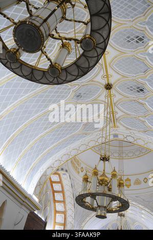 Innenansicht der Omar Ali Saifuddien-Moschee mit kunstvollem Kronleuchter, Bandar Seri Begawan, Brunei. Stockfoto
