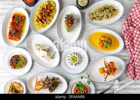 Ansicht von verschiedenen türkischen Meze-Gerichten auf einem Restauranttisch von oben Stockfoto