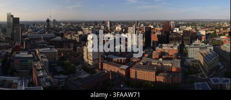 Luftbild-Panorama der Innenstadt von Manchester und historischer Mühlengebäude Stockfoto