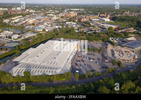Luftbild des B&Q Wigan Superstores, Retail Parks und Industriegebiete Stockfoto