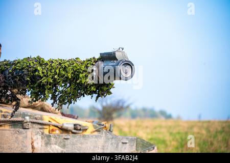 Ansicht eines britischen Armee-Panzerrohrs, das mit Tarnnetzen bedeckt ist, auf der Salisbury Plain in Salisbury, Wiltshire, Vereinigtes Königreich. Stockfoto