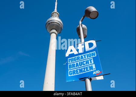 12.08.2026, Berlin, Deutschland, Europa - Wahlplakat an einer Laterne am Alexanderplatz der rechtspopulistischen Partei Alternative für Deutschland. Stockfoto