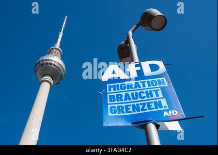 12.08.2026, Berlin, Deutschland, Europa - Wahlplakat an einer Laterne am Alexanderplatz der rechtspopulistischen Partei Alternative für Deutschland. Stockfoto